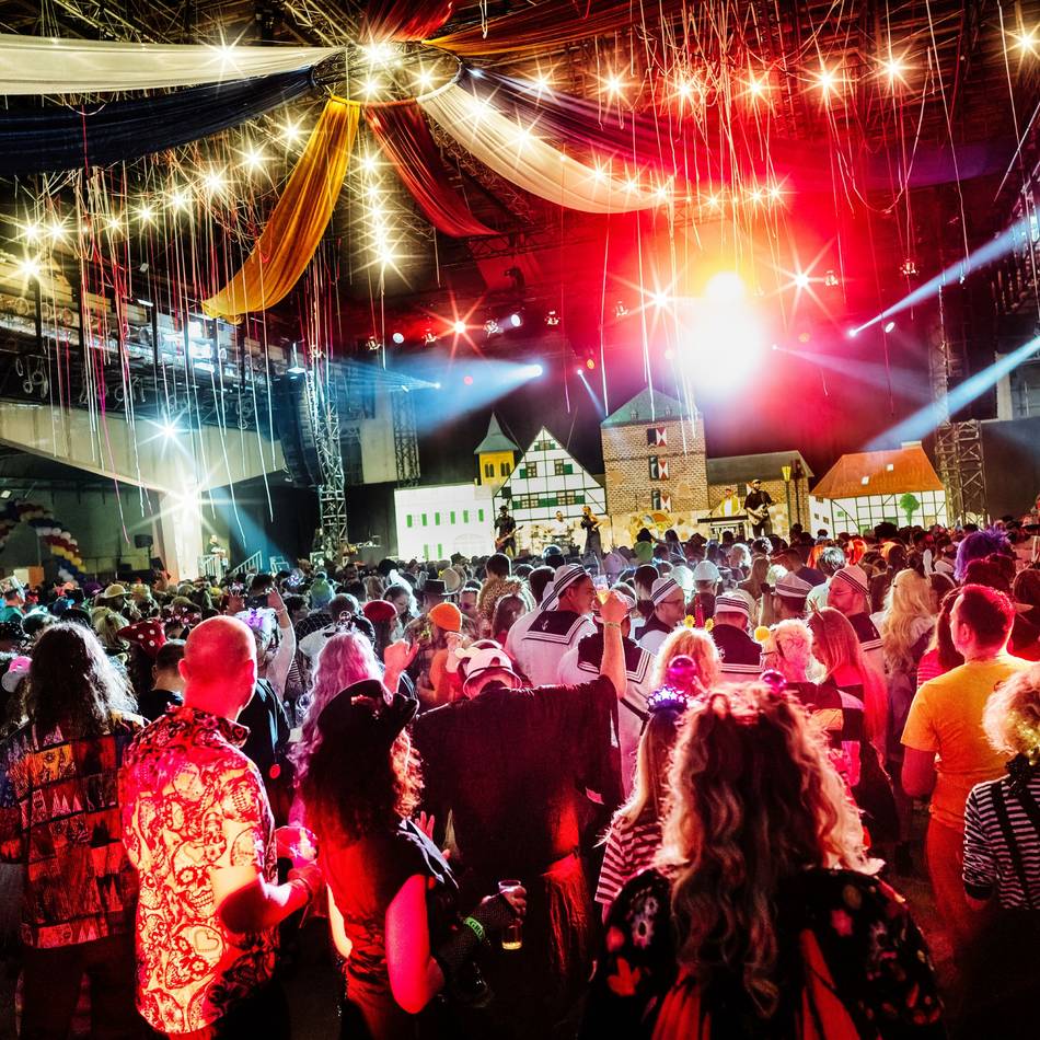Karneval in Monheim: Gelungene Party-Feuertaufe in der Kulturraffinerie K714