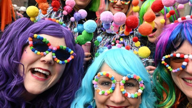 „Mer bliewe bunt – ejal wat kütt!“: Elf Düsseldorfer Kneipen 2026 zum Karneval feiern