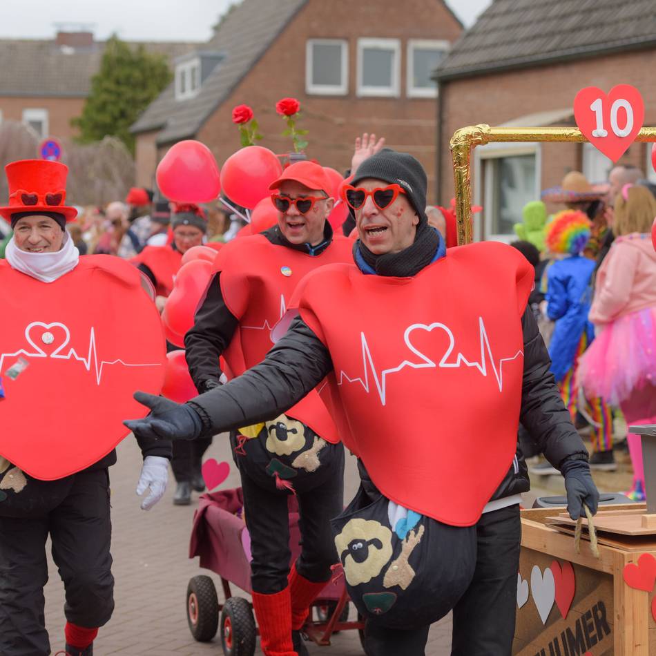 Ein Umzug nicht nur für die Jüngsten: Tausende feiern beim Kinderkarneval in Elten
