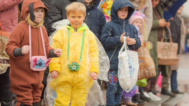 Mit 600 Teilnehmern: Bunt und fröhlich trotz Regen – Kinderkarnevalszug begeistert Uedem