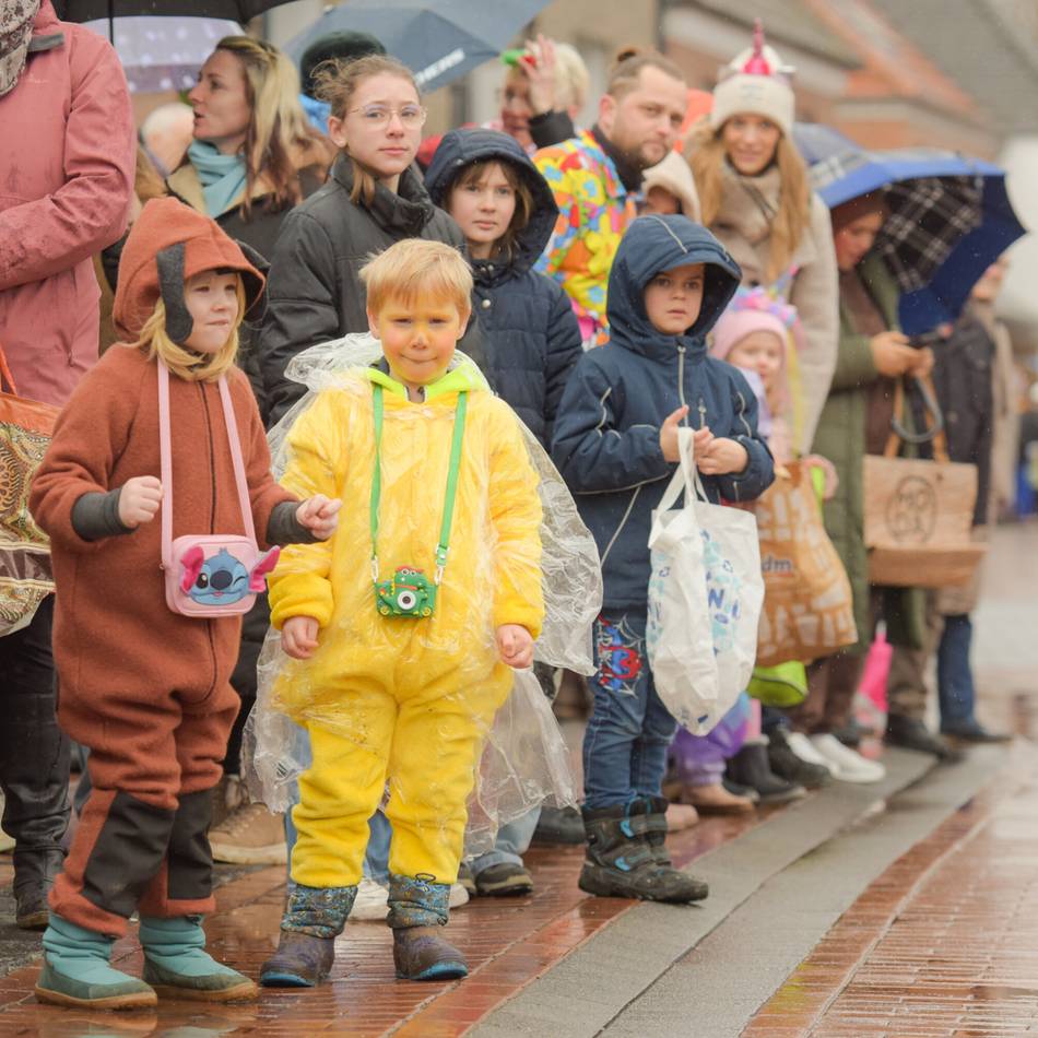 Mit 600 Teilnehmern: Bunt und fröhlich trotz Regen – Kinderkarnevalszug begeistert Uedem