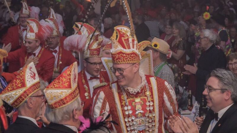 Erste Sitzung im 101. Jahr: Die Schwanenfunker machen die Stadthalle zur Arena der großen Gefühle