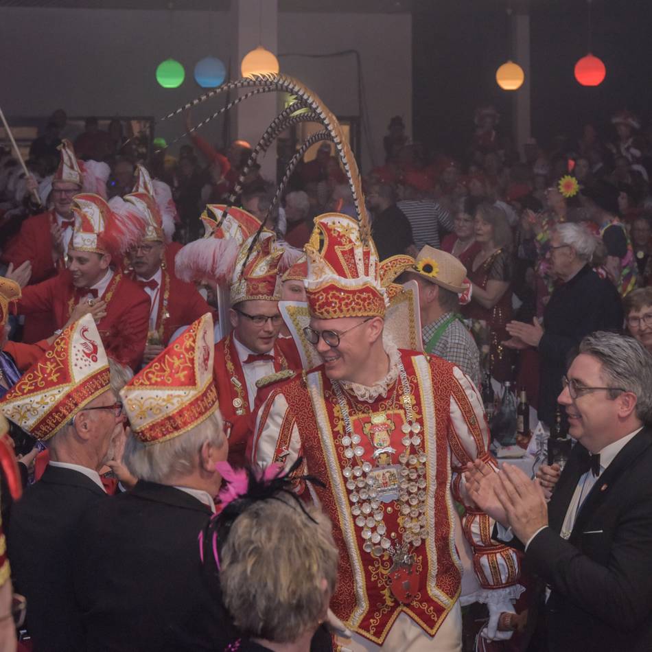 Erste Sitzung im 101. Jahr: Die Schwanenfunker machen die Stadthalle zur Arena der großen Gefühle