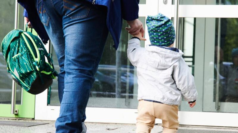 Druck der frühen Kita-Anmeldung: „Ich kann als Mutter nicht mehr selbst entscheiden, ab wann mein Kind dafür bereit ist“