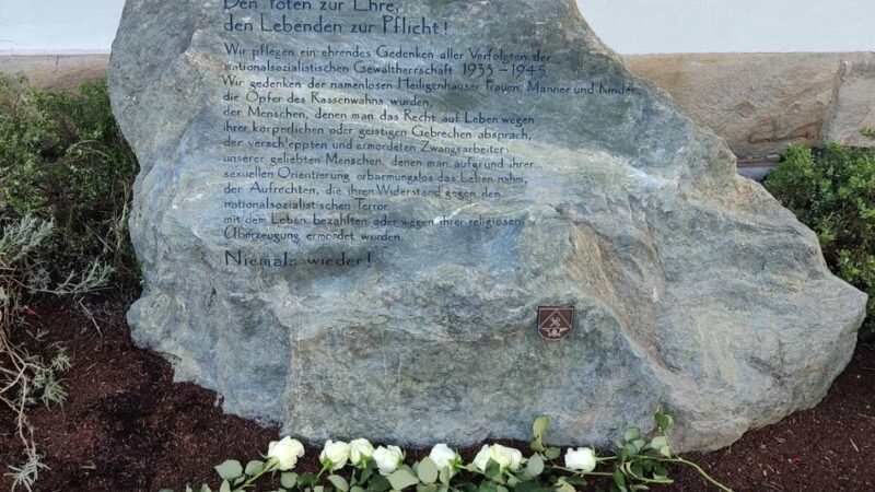 Aufruf des Bürgermeisters: Heiligenhauser reinigen Gedenkstein nach Schmierereien