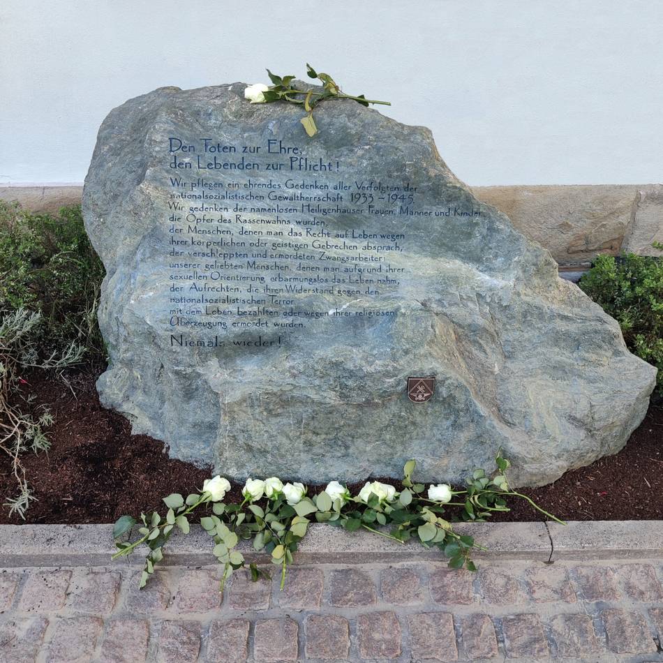 Aufruf des Bürgermeisters: Heiligenhauser reinigen Gedenkstein nach Schmierereien