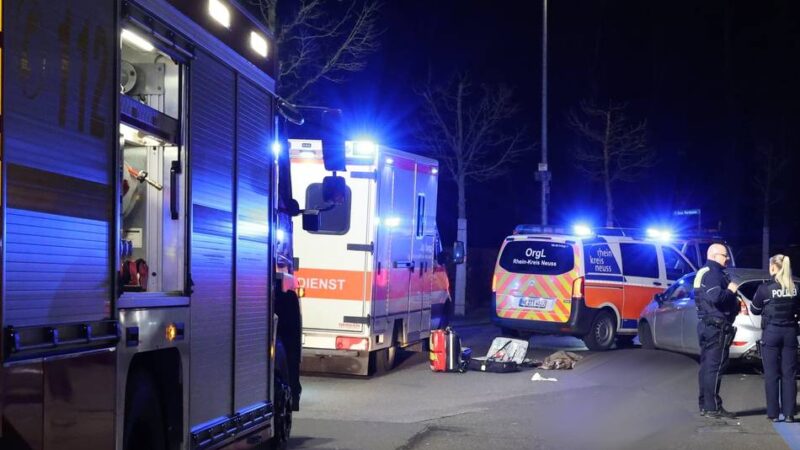 Rettungseinsatz in Grevenbroich: Frau bei Unfall vor der Coens-Galerie lebensgefährlich verletzt