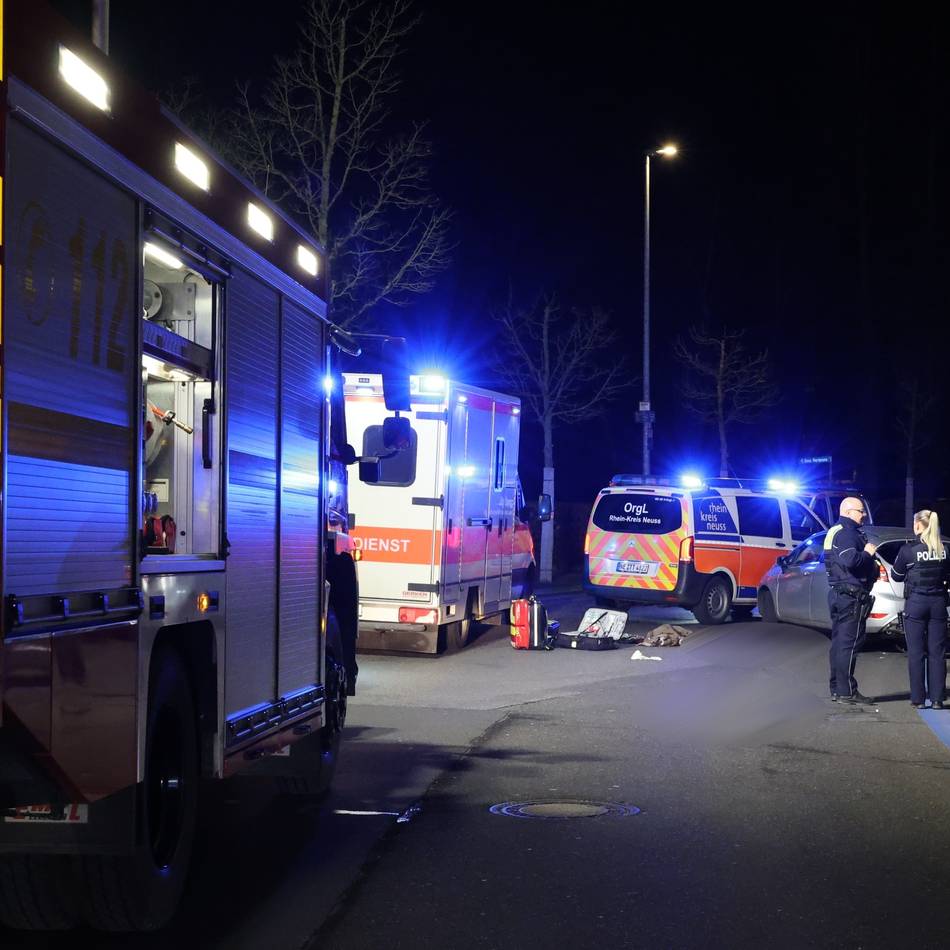 Rettungseinsatz in Grevenbroich: Frau bei Unfall vor der Coens-Galerie lebensgefährlich verletzt