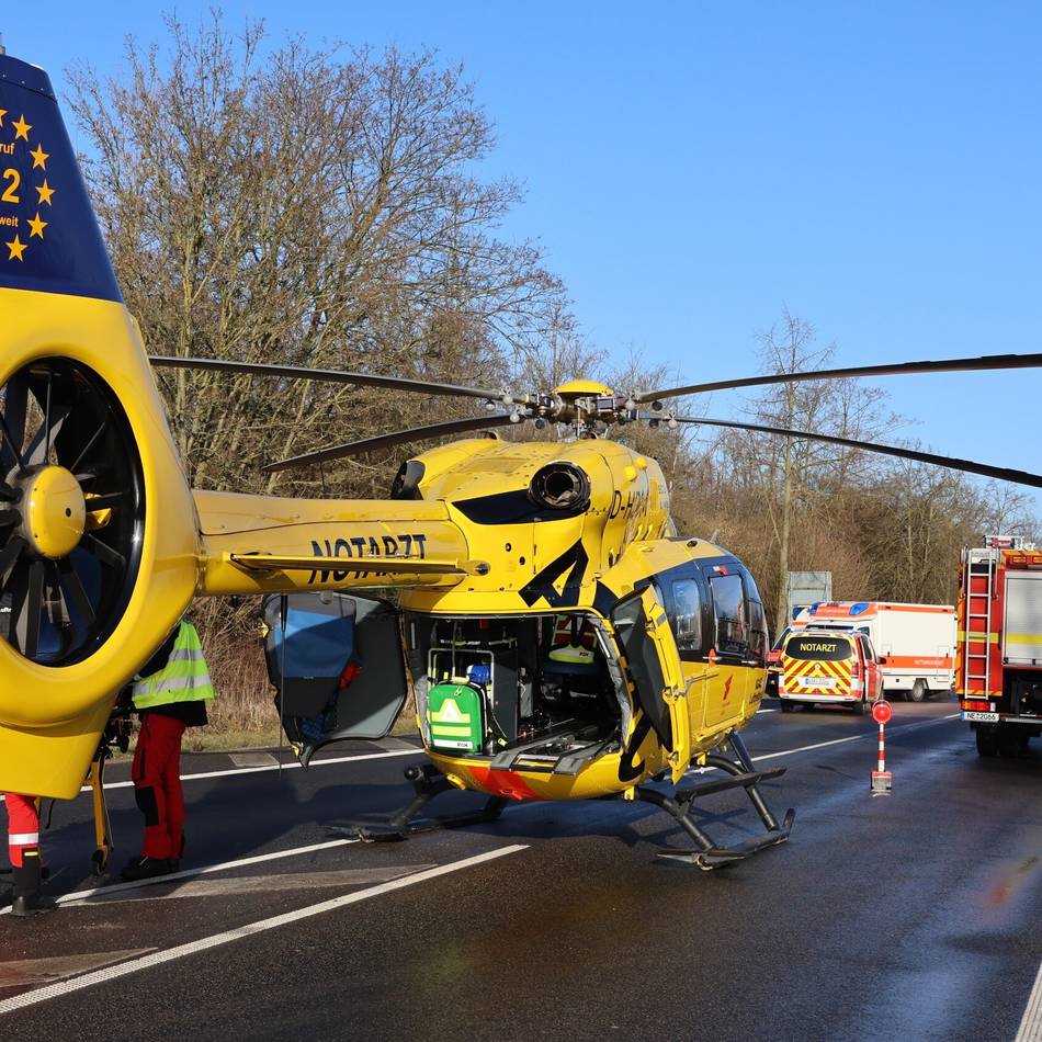 Crash auf dem Seitenstreifen der L116: Unfall mit fünf Verletzten bei Gustorf – Frau mit Heli in Klinik geflogen