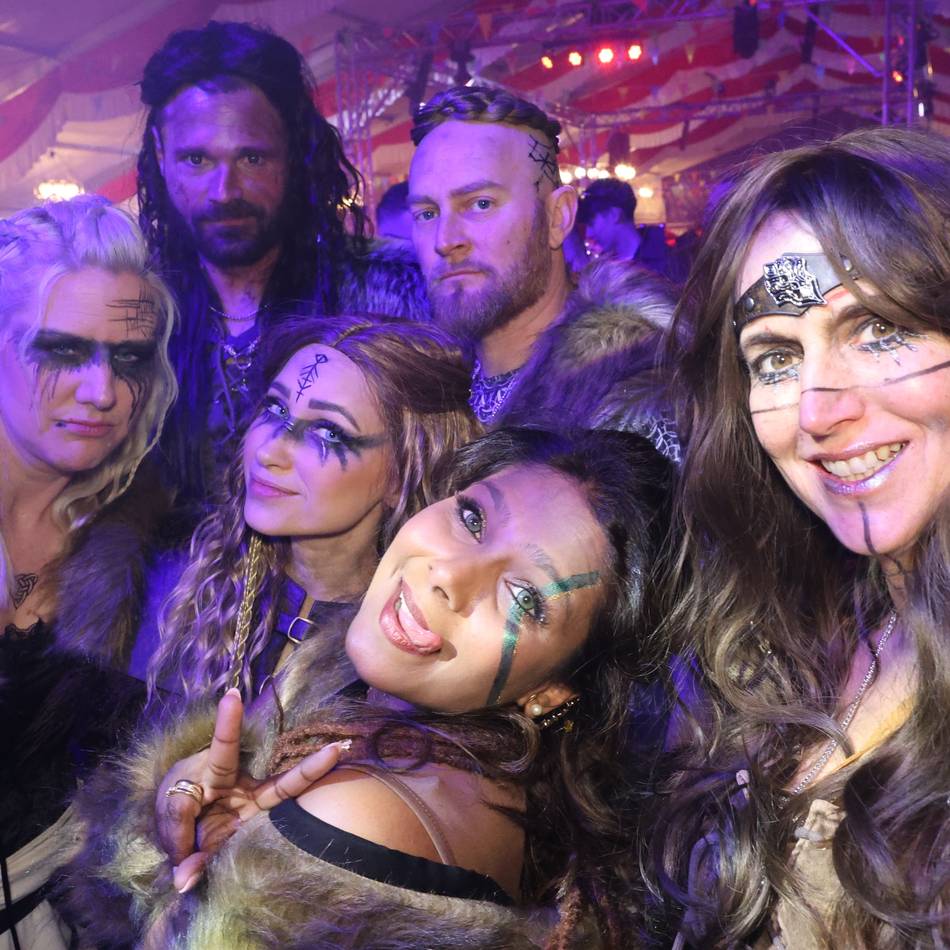 Partys im Festzelt: 3500 Karnevalisten feiern in Wevelinghoven – wir zeigen die schönsten Fotos