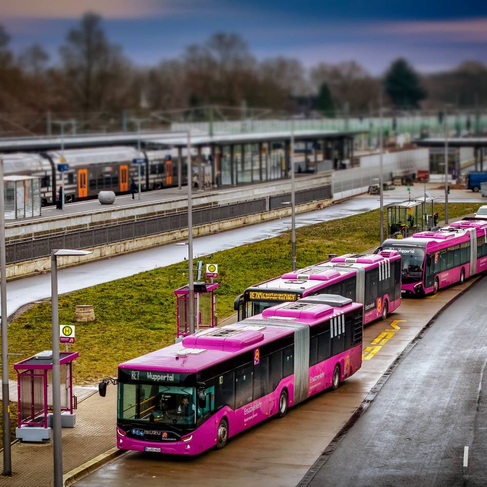 Bahnsperrung in der Region: Pendler-Kritik an Ersatzbussen wächst – wird Leverkusen zum Nadelöhr?