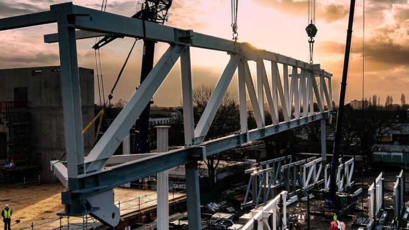 Umstrittenes Projekt in Monheim: Erster Stahlträger für Mack-Pyramide montiert