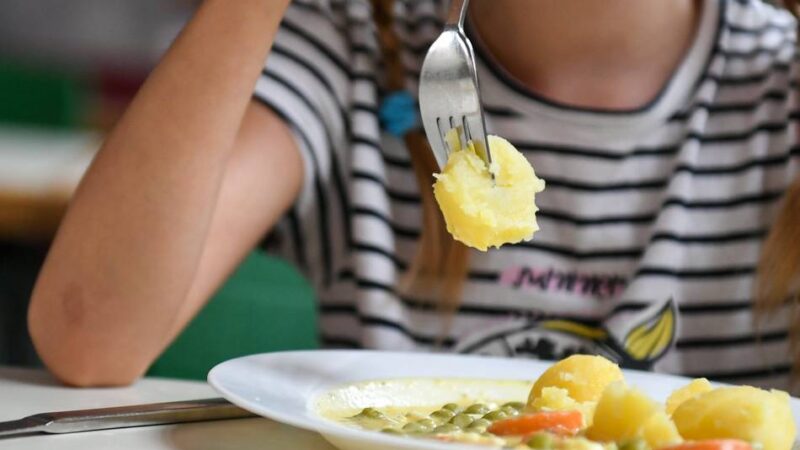 Eltern sauer über geplante Beitragserhöhung: Schulessen in Hilden – „das ist viel zu teuer“