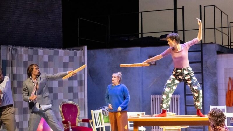 Premiere von „Hase Hase“ am Theater Mönchengladbach: Eine große Familie, viel Eskalation und am Ende wird gezaubert