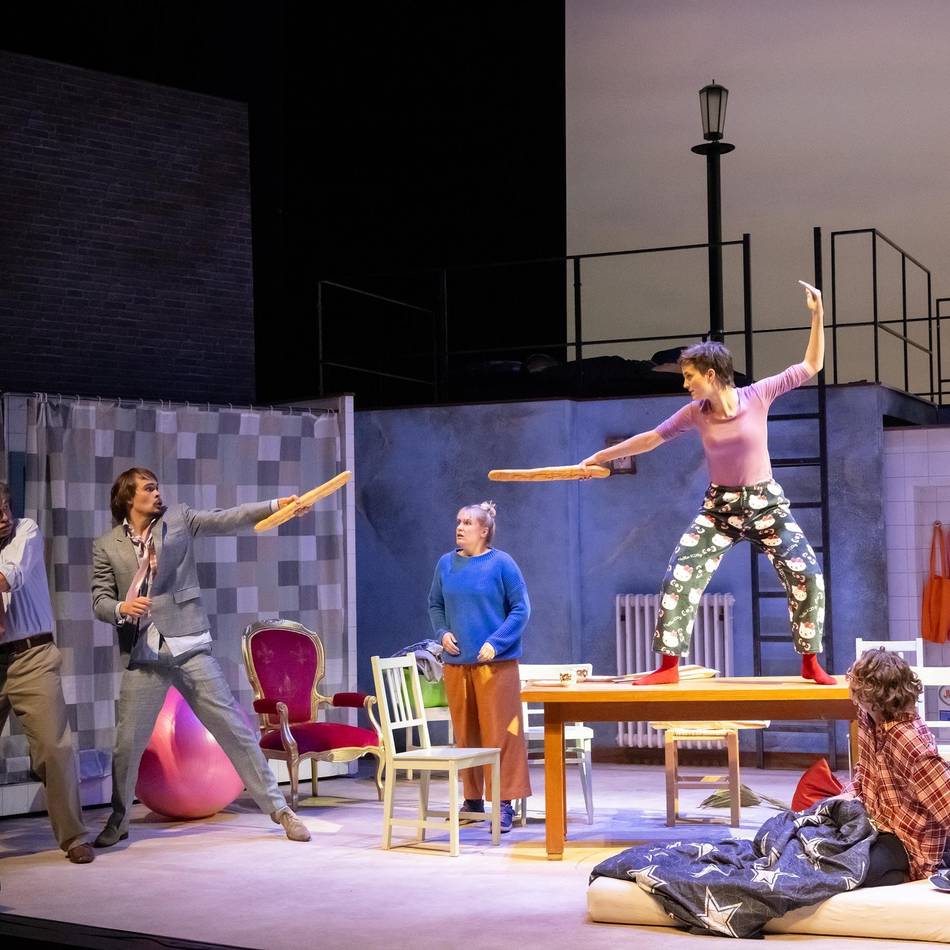 Premiere von „Hase Hase“ am Theater Mönchengladbach: Eine große Familie, viel Eskalation und am Ende wird gezaubert