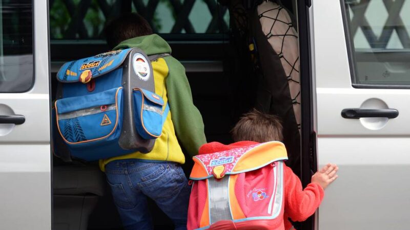 „Elterntaxis“ und Temposünder: Gemischte Bilanz bei Verkehrskontrollen vor Leverkusener Schulen