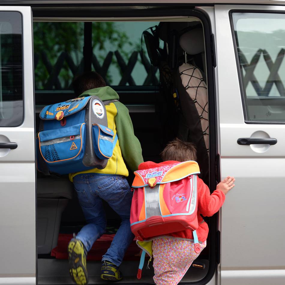 „Elterntaxis“ und Temposünder: Gemischte Bilanz bei Verkehrskontrollen vor Leverkusener Schulen