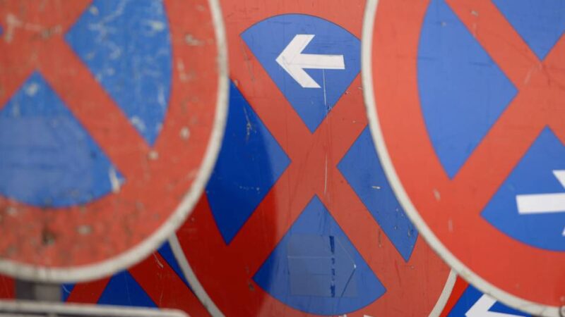 Frühzeitiger Knöllchenregen in Leverkusen: Stadt schleppt vor dem Zoch in Opladen 32 Autos ab