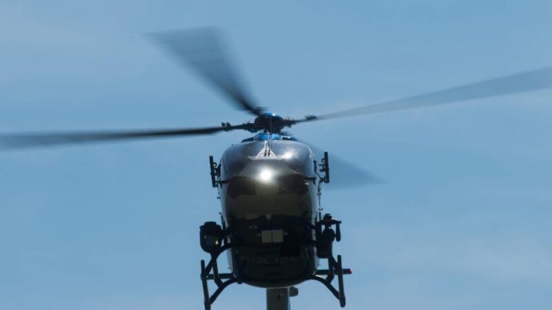 Suche auch per Hubschrauber: Autodieb rammt mehrere Polizeiautos und flüchtet zu Fuß