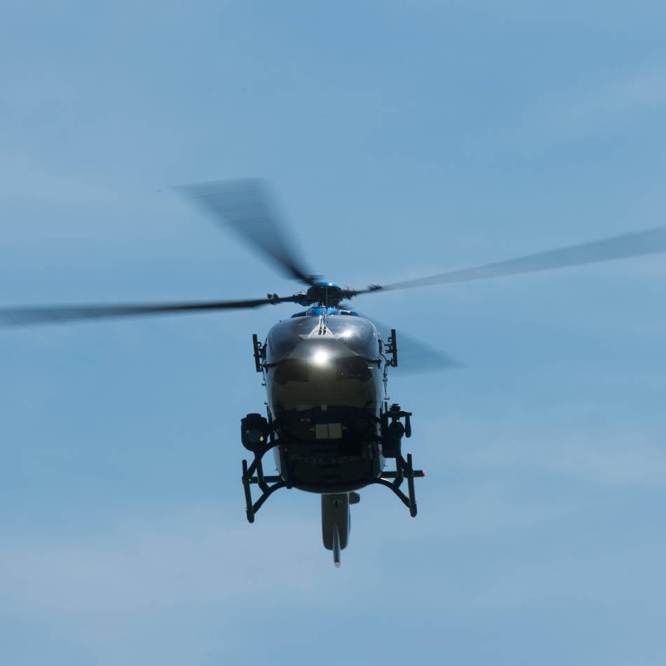 Suche auch per Hubschrauber: Autodieb rammt mehrere Polizeiautos und flüchtet zu Fuß