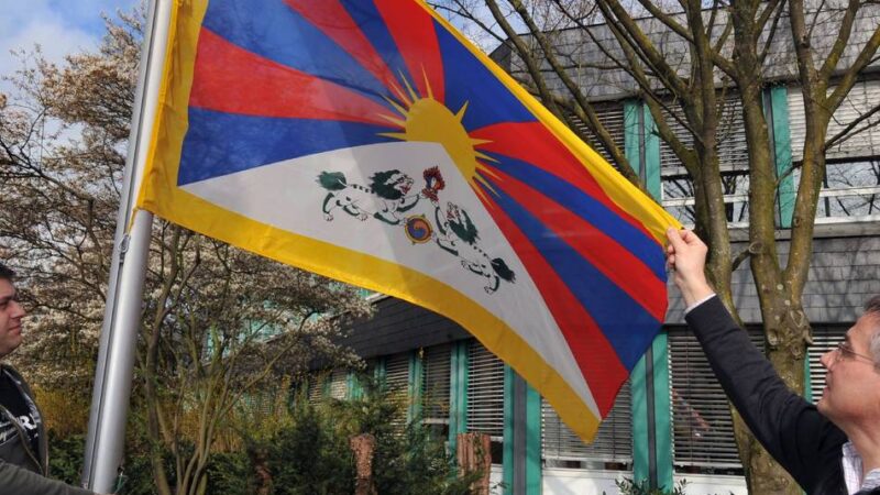 In Langenfeld: Tibet-Flagge – Wenzens setzt Signal für den Frieden fort
