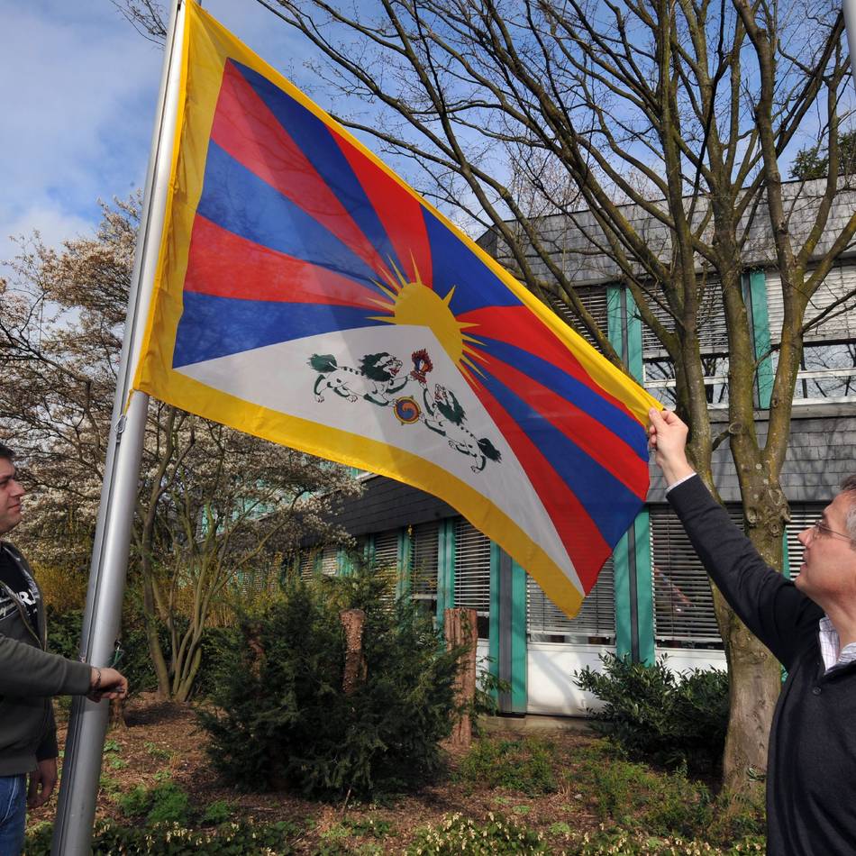 In Langenfeld: Tibet-Flagge – Wenzens setzt Signal für den Frieden fort