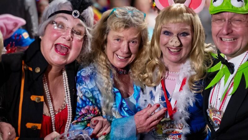 Schunkelndes Bürgerhaus Monheim: Muppetshow sorgt für Lachsalven und Raketenstimmung