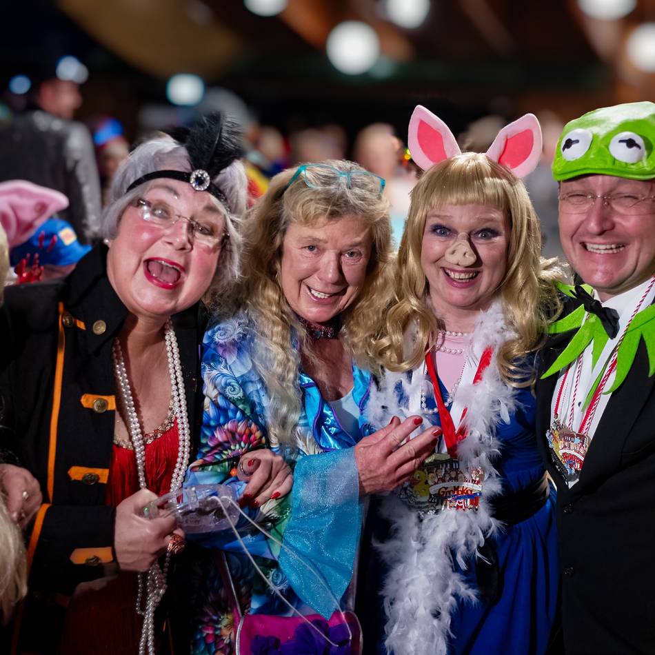 Schunkelndes Bürgerhaus Monheim: Muppetshow sorgt für Lachsalven und Raketenstimmung