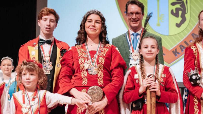 Ministerpräsident Wüst zeichnet Karnevalsnachwuchs aus: Landesorden für Boisheimer Dreigestirn