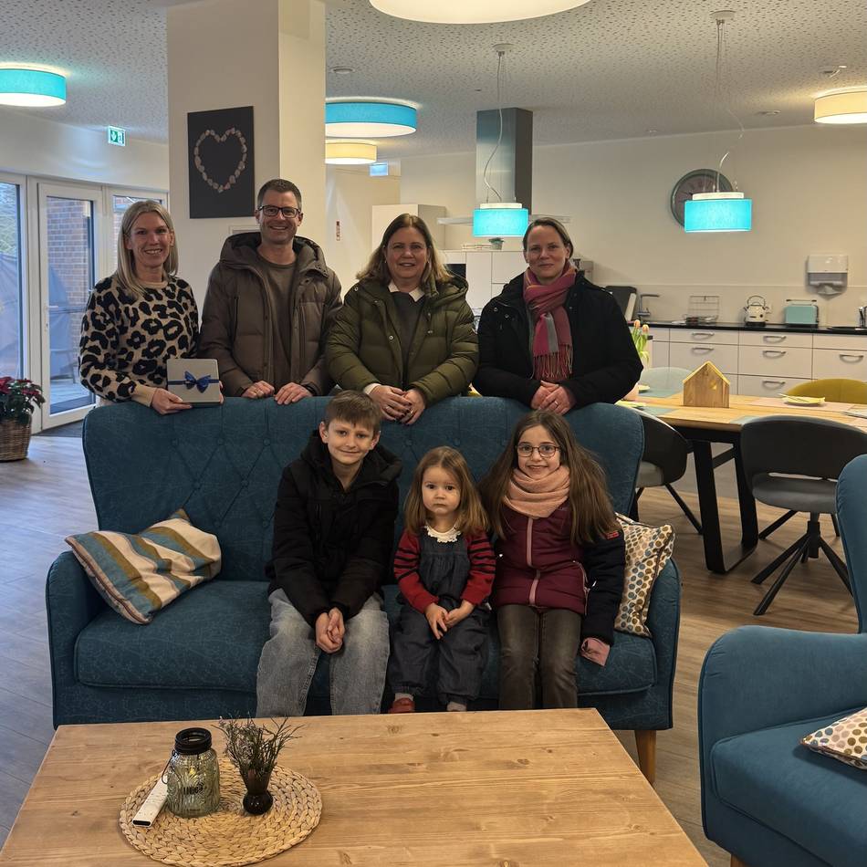 Aktion des Fördervereins und der Schulgemeinschaft: Grundschule St. Peter bringt Geldspende zum Hospiz