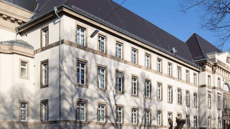 Raub mit Messer in Krefeld: Vier junge Angeklagte verurteilt – Gericht setzt auf Neustart