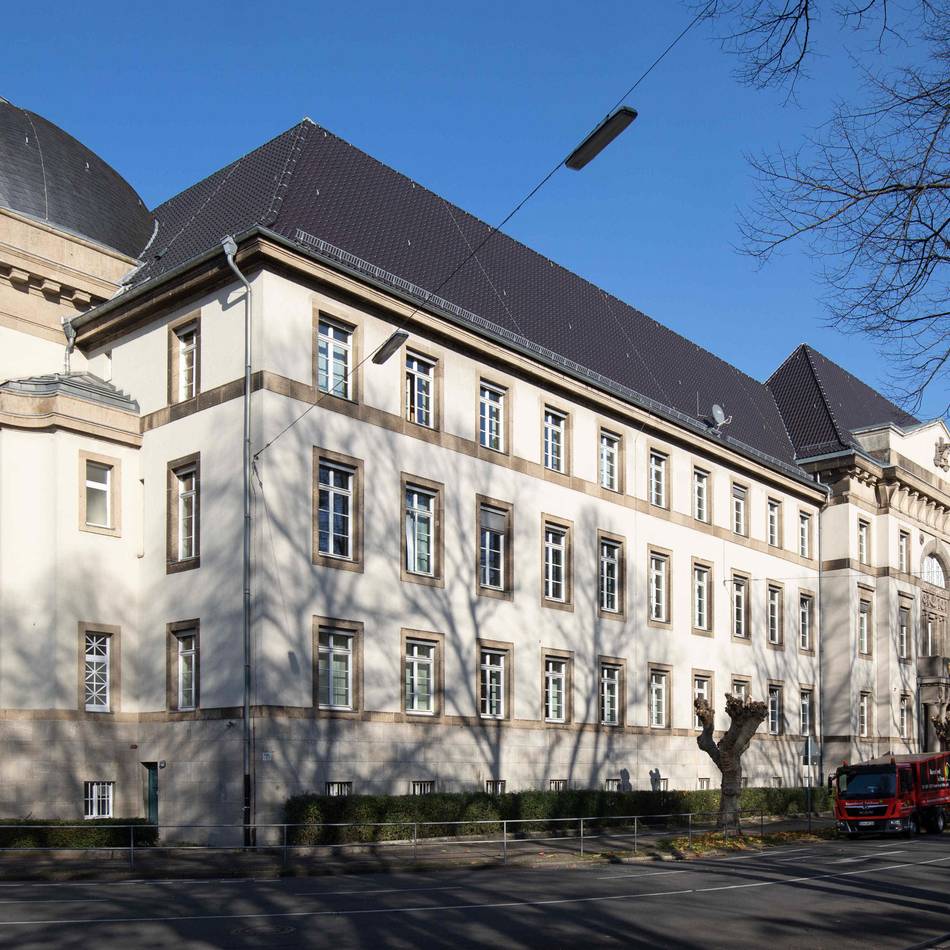 Raub mit Messer in Krefeld: Vier junge Angeklagte verurteilt – Gericht setzt auf Neustart