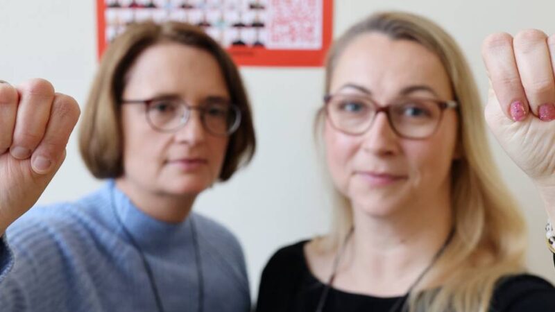 Plakataktion zum SOS-Handzeichen: Kreis setzt deutliches Zeichen gegen häusliche Gewalt