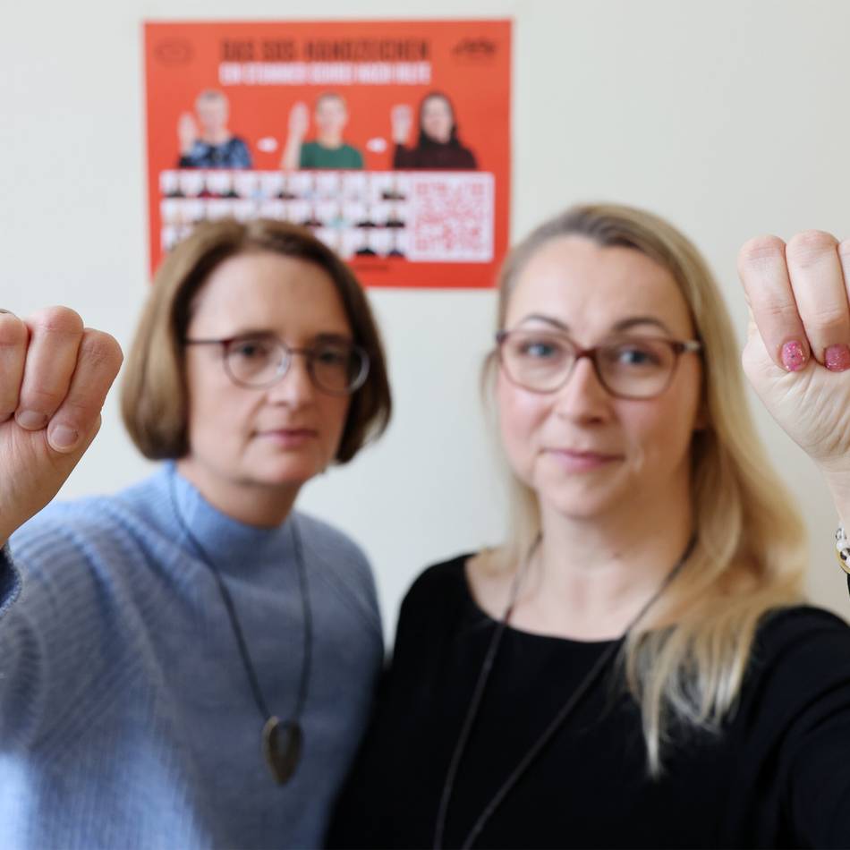 Plakataktion zum SOS-Handzeichen: Kreis setzt deutliches Zeichen gegen häusliche Gewalt