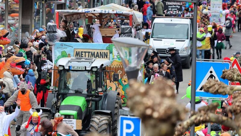 Karnevalszug in Mettmann: Schneeflocken und heiße Stimmung beim Zoch
