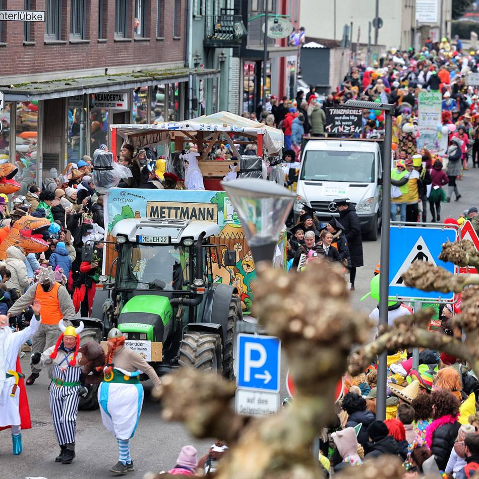 Karnevalszug in Mettmann: Schneeflocken und heiße Stimmung beim Zoch