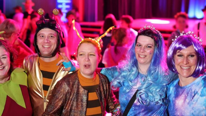 Feiern in Mettmann: Eine Aula voller kreativer Narren