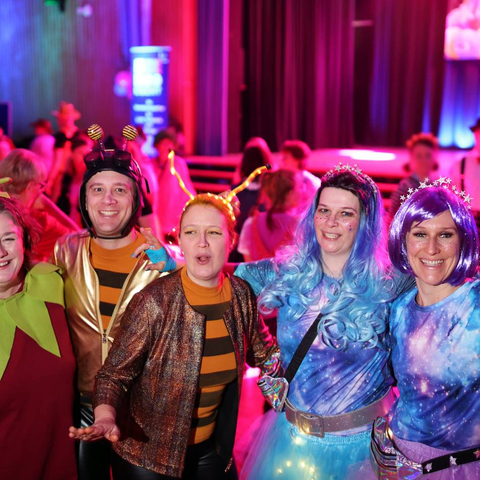 Feiern in Mettmann: Eine Aula voller kreativer Narren