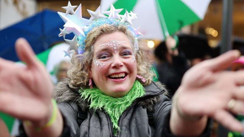 Karneval 2026 in Hilden und Haan: Gelenkbus strandet beim Karnevalszug