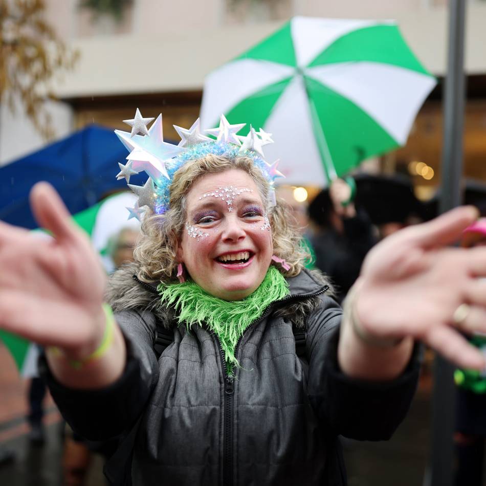 Karneval 2026 in Hilden und Haan: Gelenkbus strandet beim Karnevalszug