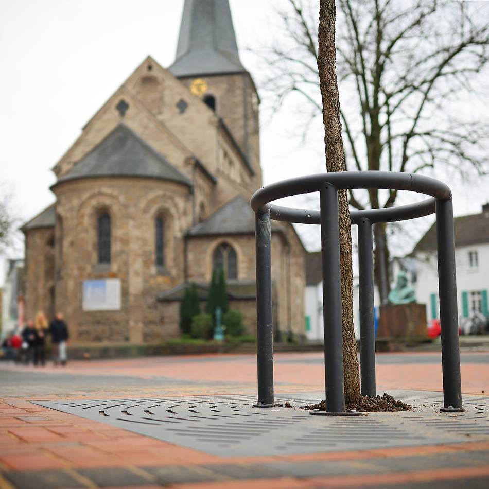 In der Fußgängerzone in Hilden: Die Bäume sind zurück – ihre Wurzeln haben nun mehr Platz