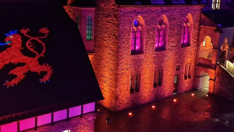 „Burgleuchten 2026“ auf Schloss Burg: Pestdoktoren und gefallene Engel auf der Burg