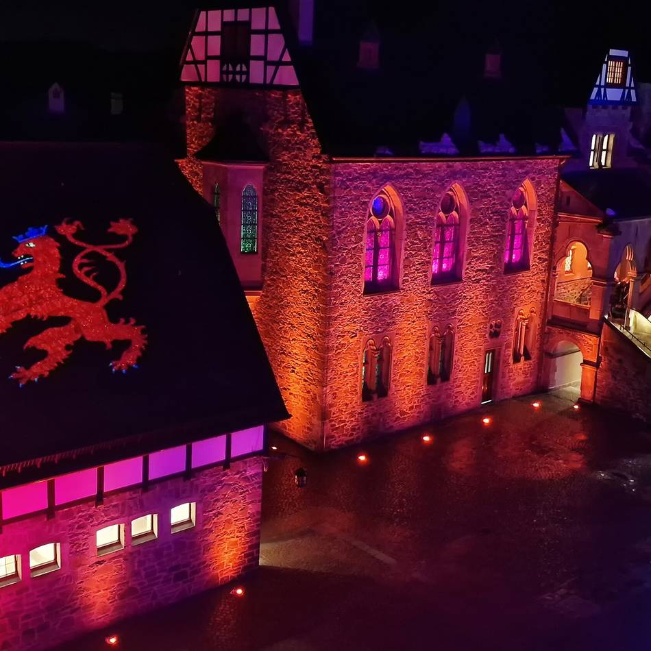 „Burgleuchten 2026“ auf Schloss Burg: Pestdoktoren und gefallene Engel auf der Burg