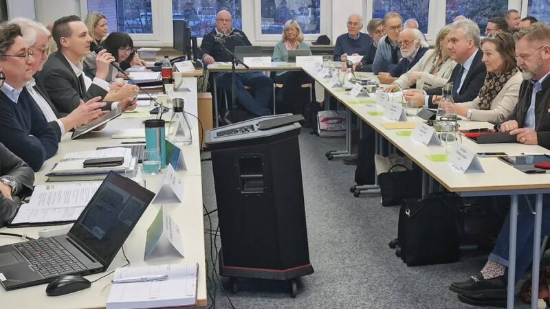 Sonderratssitzung zeigt der Mettmanner Verwaltung die gelbe Karte: Millionenbetrag für Schulcontainer nachträglich bewilligt