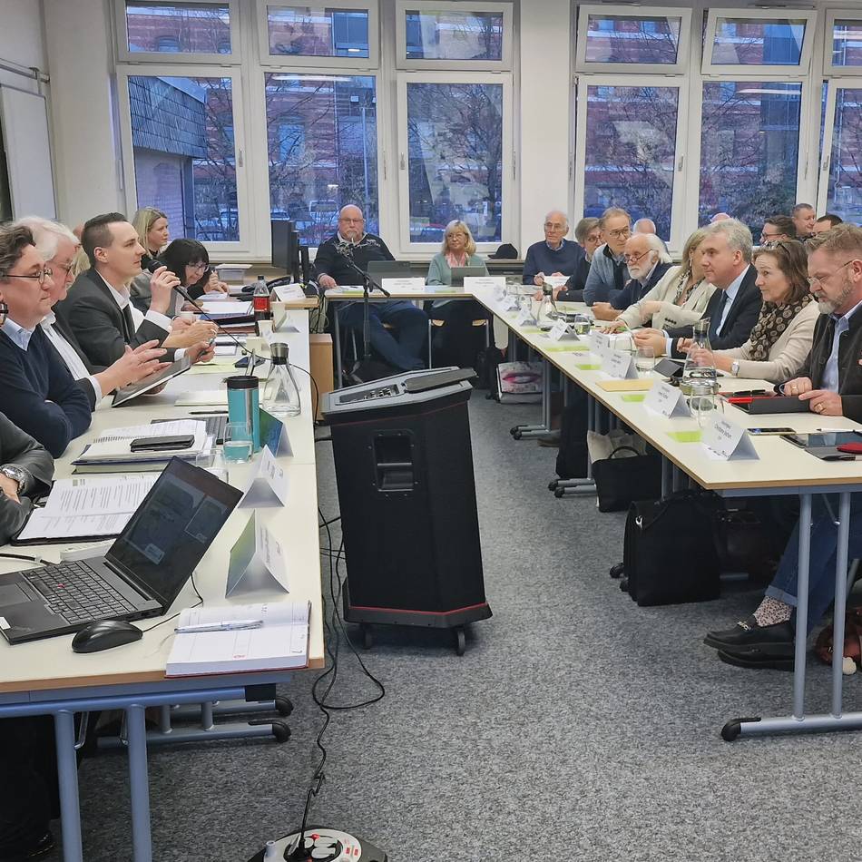 Sonderratssitzung zeigt der Mettmanner Verwaltung die gelbe Karte: Millionenbetrag für Schulcontainer nachträglich bewilligt