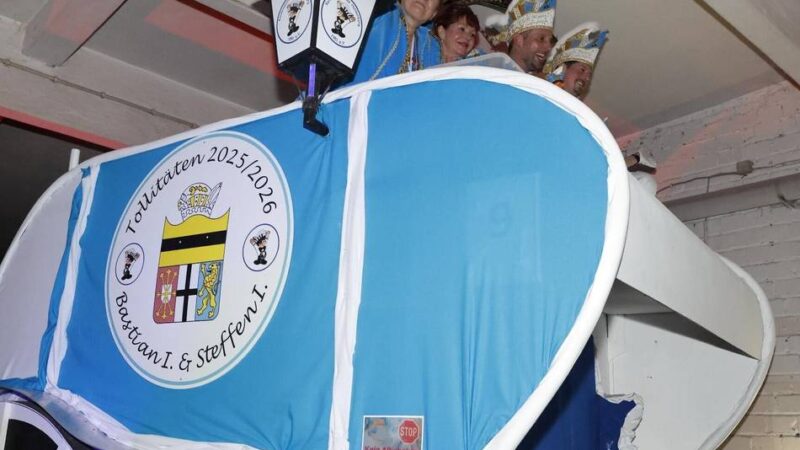 Karneval 2026 in Moers: Warum Kinderprinz Quentin I. beim Nelkensamstagszug auf einem Barhocker sitzt