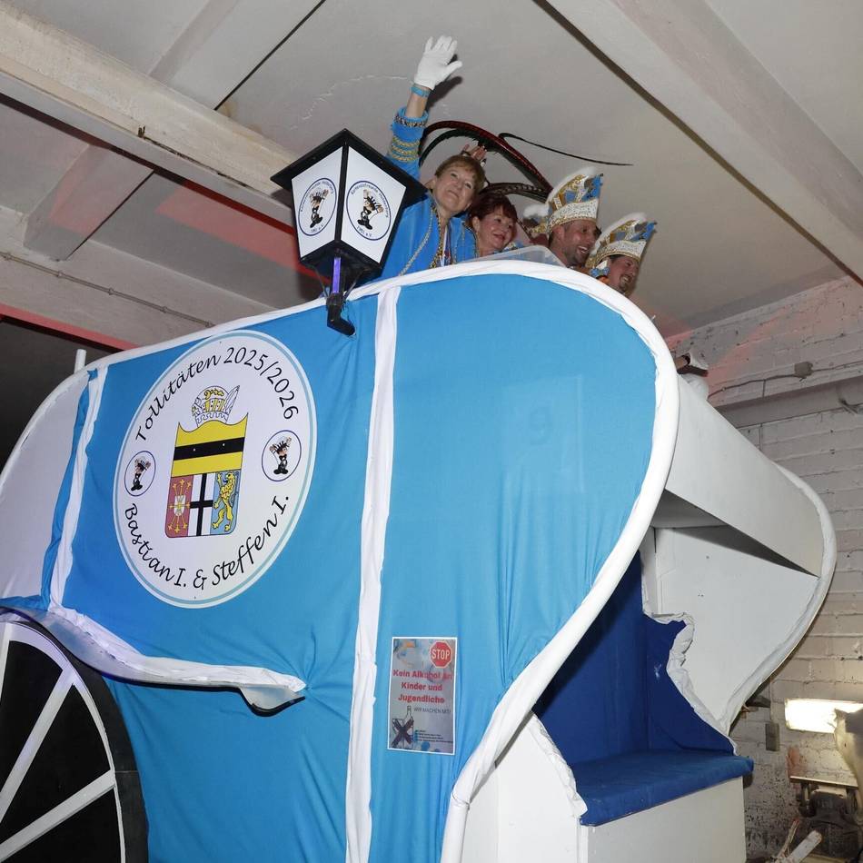 Karneval 2026 in Moers: Warum Kinderprinz Quentin I. beim Nelkensamstagszug auf einem Barhocker sitzt
