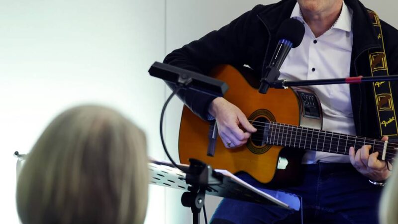 Rektor Horst Knoblich singt die Lieder von Reinhard Mey: „Die Songs passen gut zu mir“