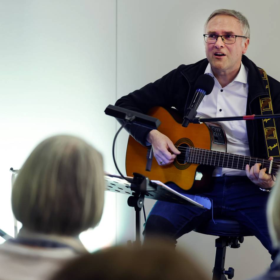 Rektor Horst Knoblich singt die Lieder von Reinhard Mey: „Die Songs passen gut zu mir“
