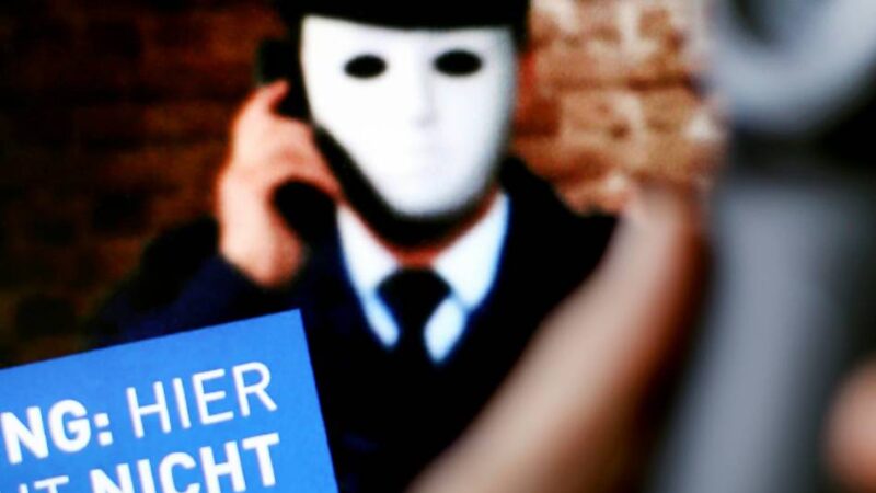 Dreister Betrug in Radevormwald: 66-Jährige fällt auf falschen Polizeibeamten rein